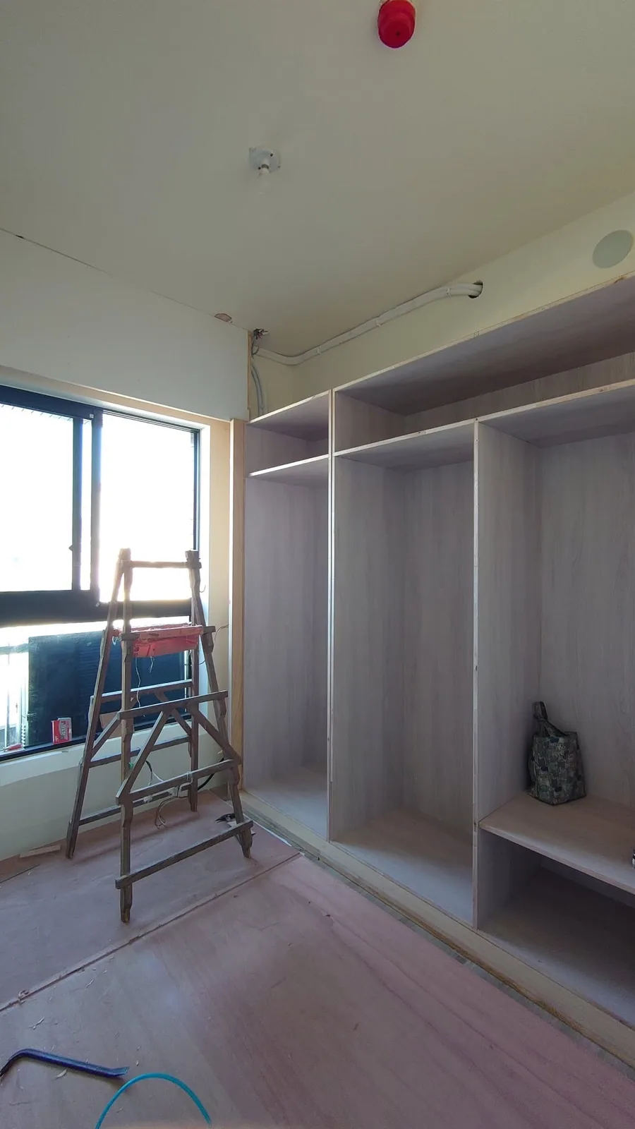 建材選配與驗屋保固主題分類：驗屋現場檢測畫面