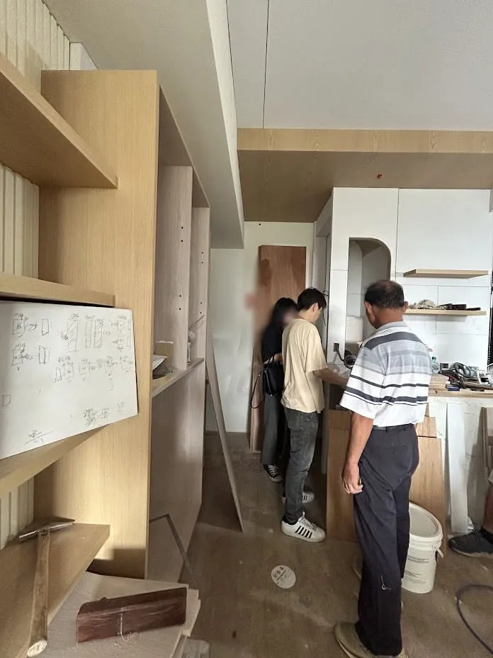 住宅天花板矽酸鈣板噴漆後呈現平整白色表面