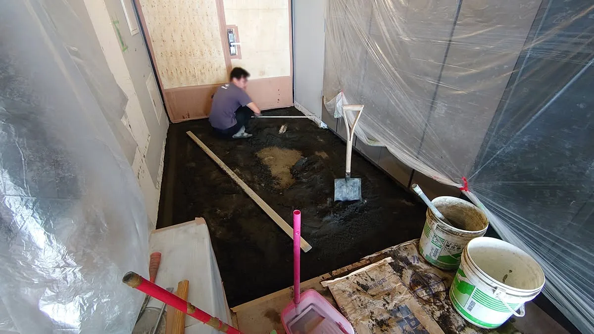陽台地面排水孔與洩水坡度施工完成的畫面