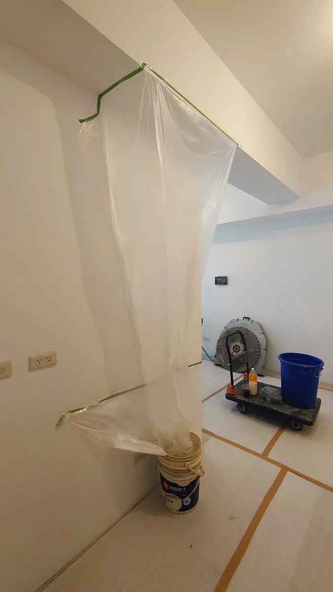 天花板崁燈拆除後露出的開孔與配線接點狀況