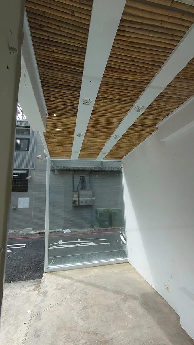 老屋格局改造工程施工現場,隔間牆已局部拆除準備重新規劃配置
