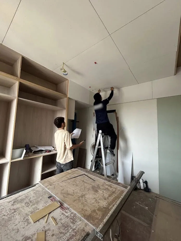 木紋超耐磨地板鋪設於客廳地面，木紋紋理清晰排列整齊
