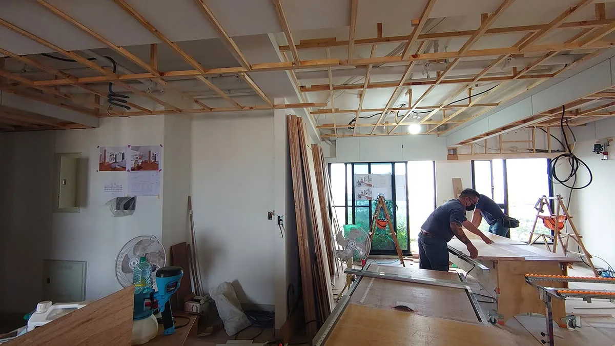 餐廳內用座位分區配置，桌椅間距與走道寬度清楚可見