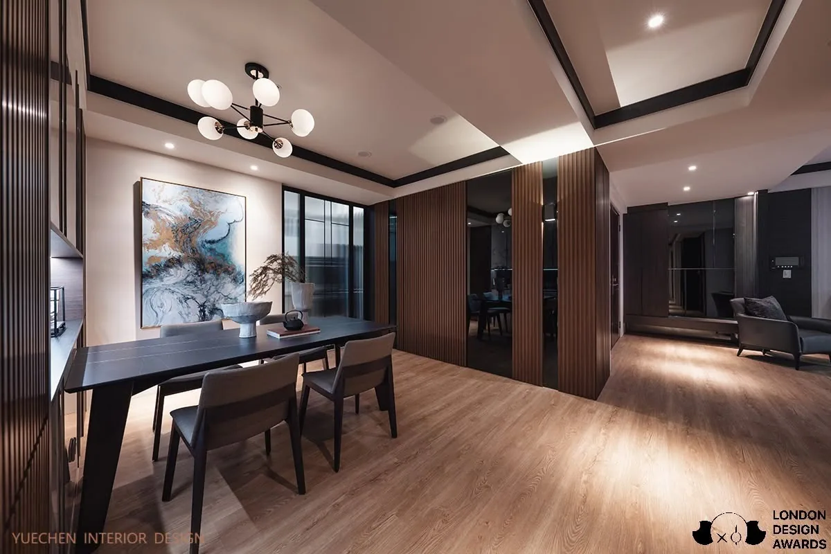 開放式餐廳完工實景,木地板與餐桌動線相連,呈現寬敞的用餐與活動空間