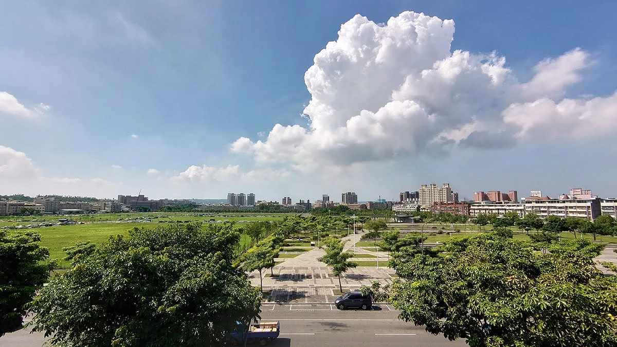 高雄農十六重劃區大樓建築外觀，多棟高層住宅大樓錯落分布