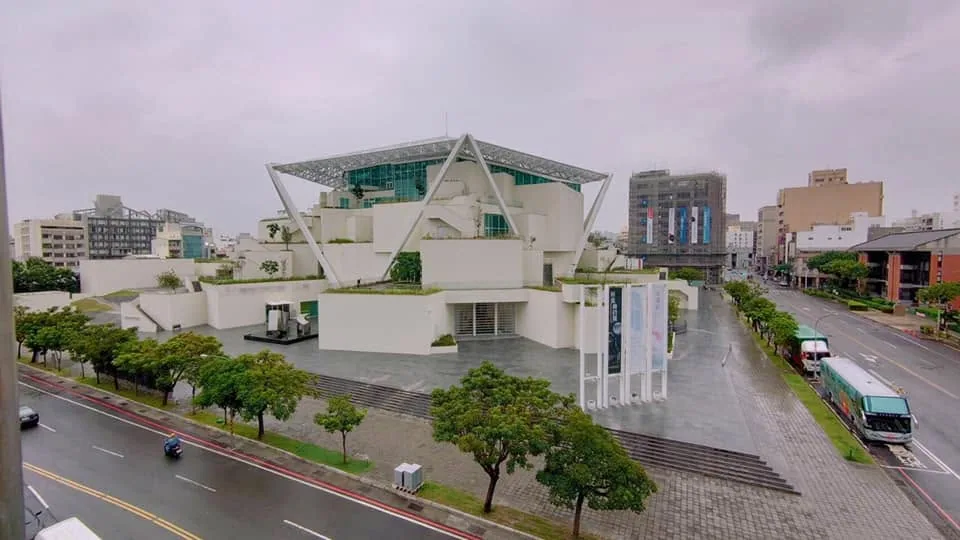 候診區設置成排座椅與掛號批價櫃檯的診所公共空間