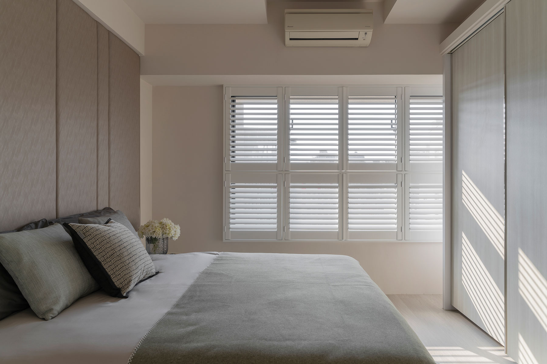 郁澄設計「Pure Aura」案主臥，床鋪與百葉窗構成的睡眠區